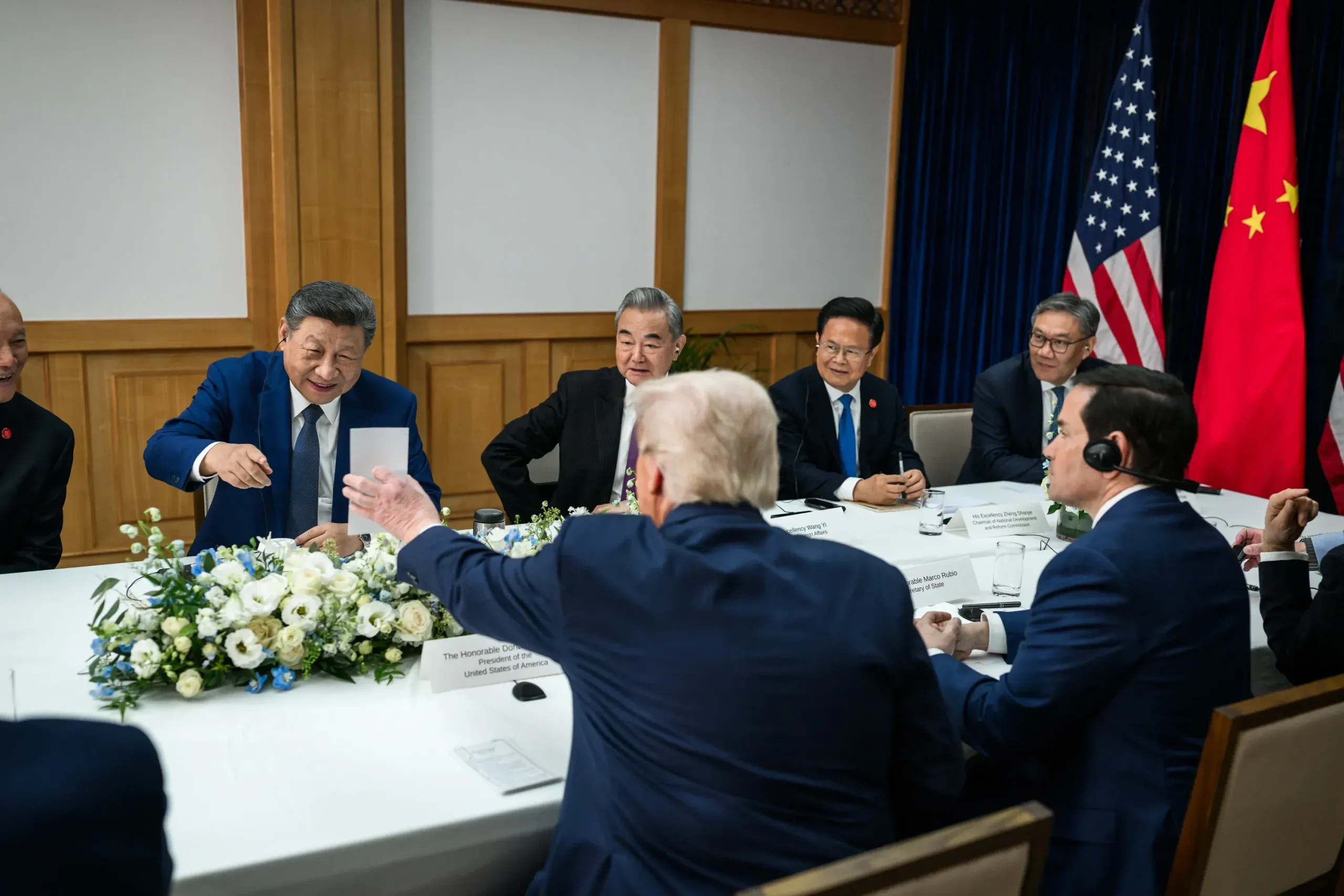 Musk și Zuckerberg l-au convins pe Trump să anuleze ordinul executiv privind inteligența artificială