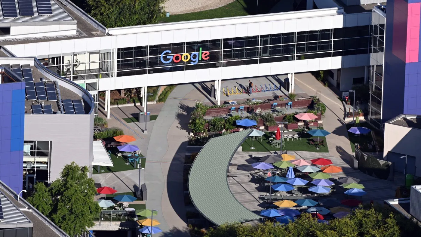 Angajat Google, acuzat de fraudă după ce a câștigat 1,2 milioane de dolari pe Polymarket folosind informații confidențiale