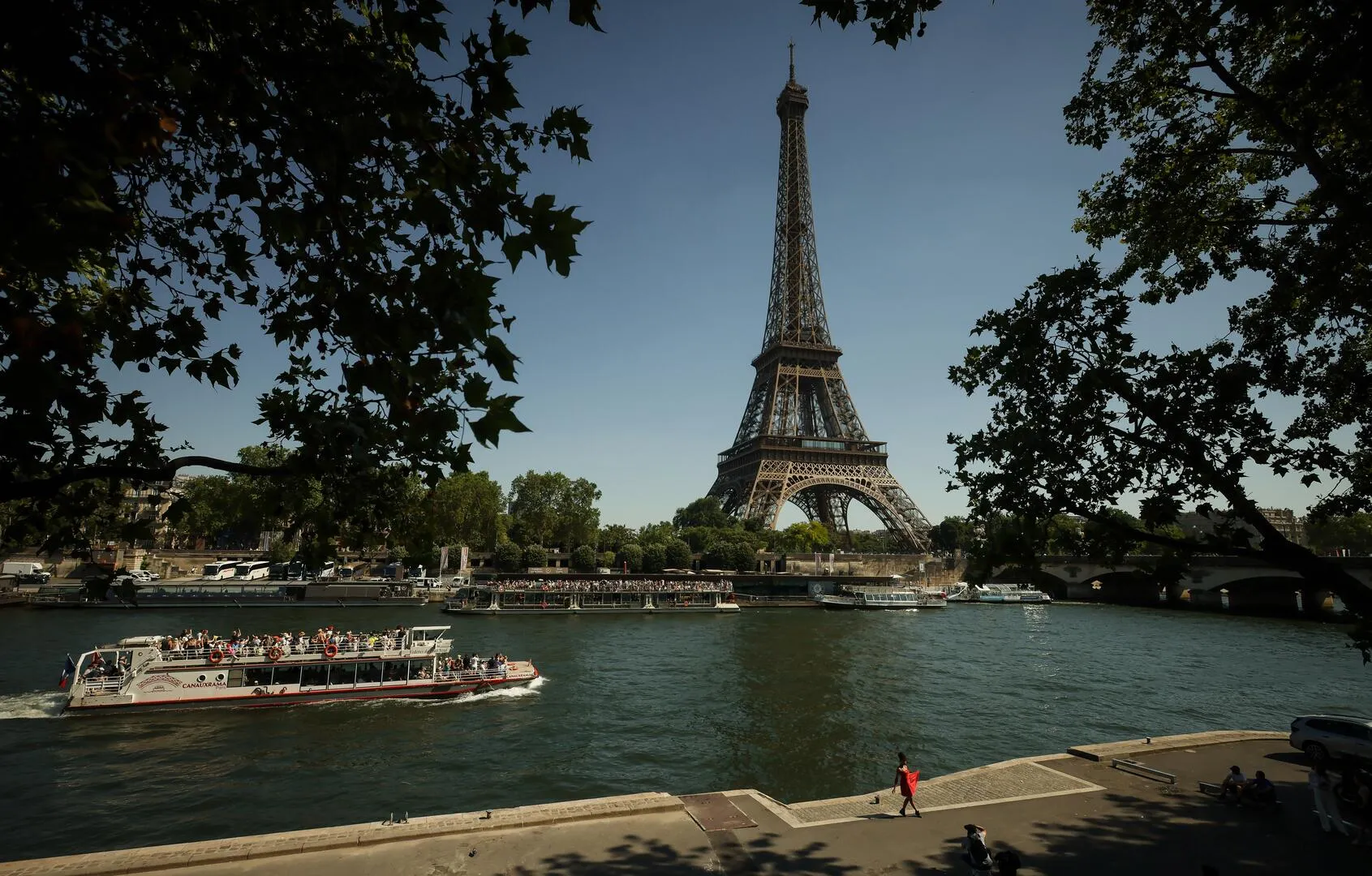 Parisienii sfidează interdicția de înot pentru a se răcori în timp ce valul de căldură record lovește Europa