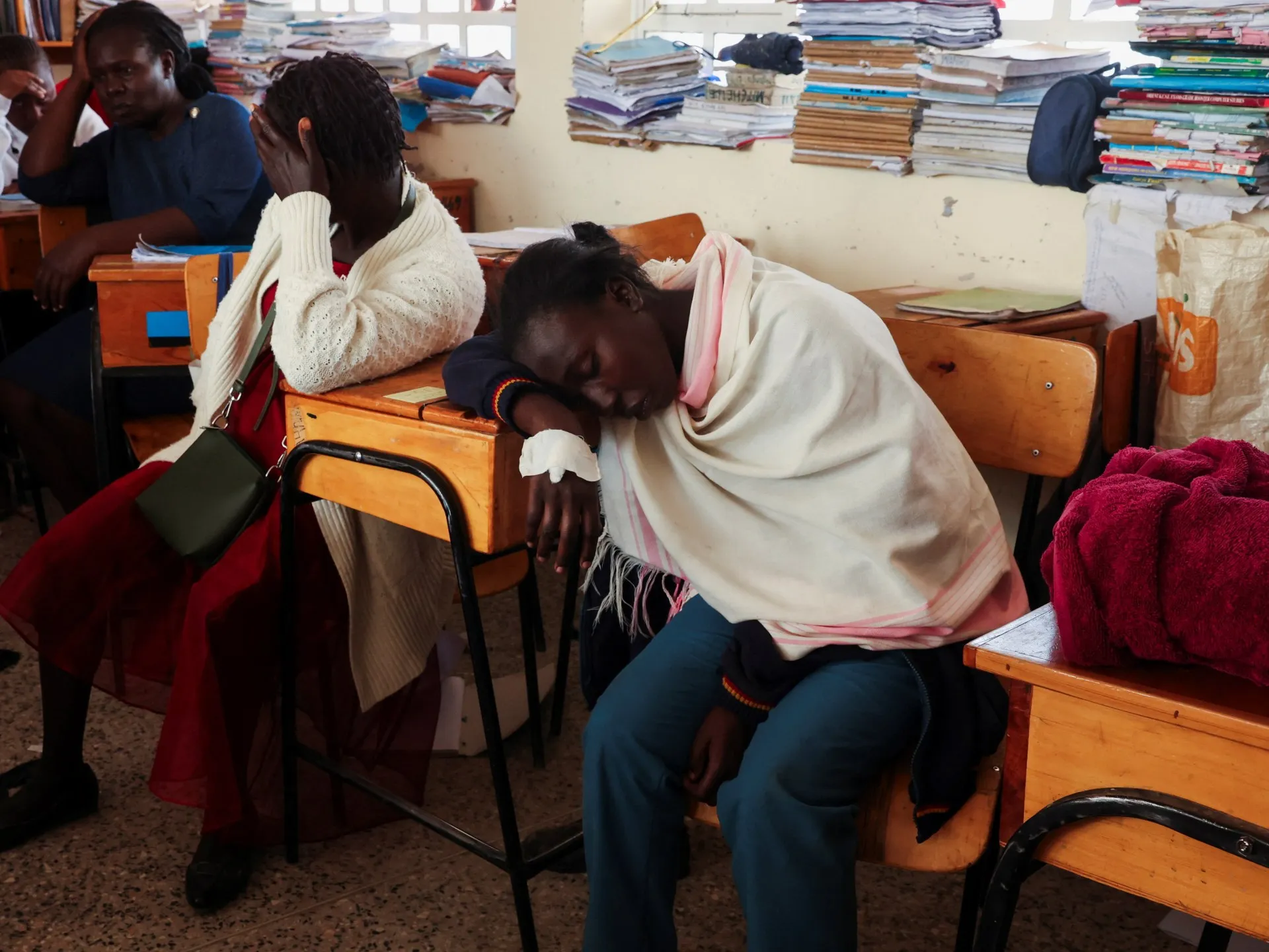Incendiu devastator la o școală de fete din Kenya: 16 eleve au murit