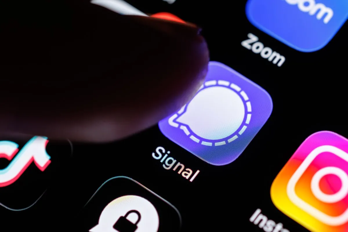 Hackerii încearcă să fure copiile de rezervă ale utilizatorilor Signal într-un nou val de atacuri de tip phishing
