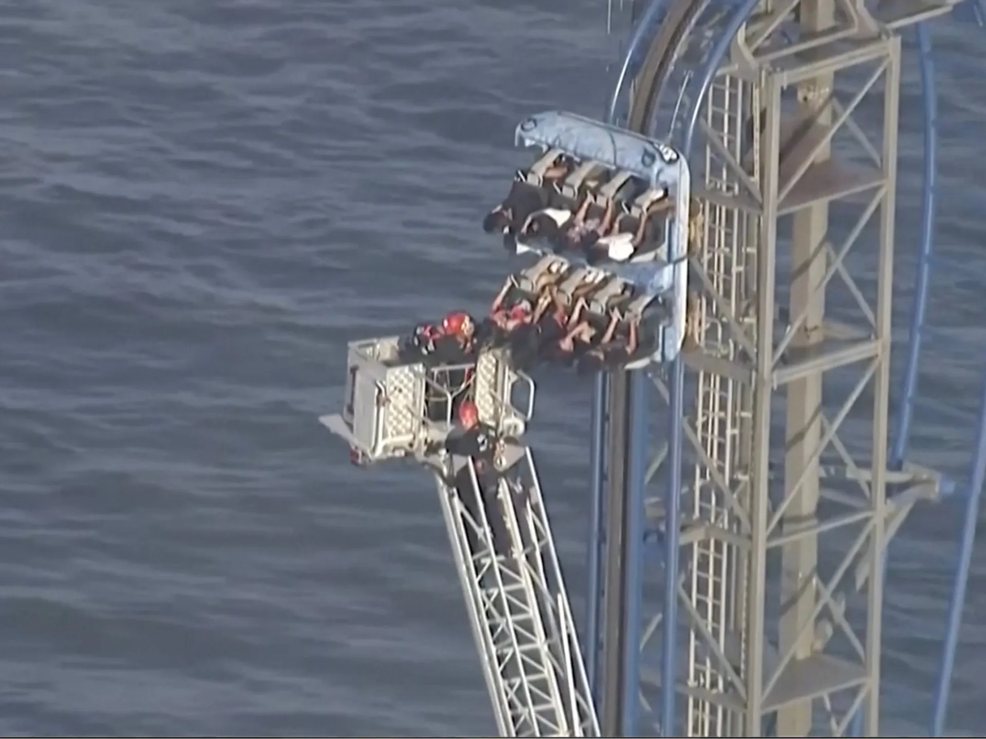 Incident la un parc de distracții din Texas: pompierii salvează vizitatorii blocați pe un rollercoaster la 30 de metri înălțime