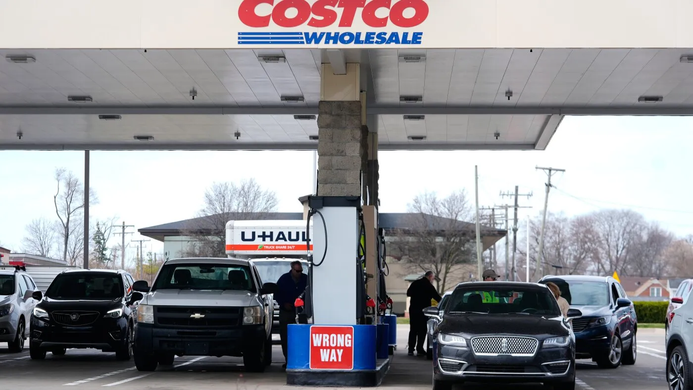 Cum fac față americanii prețurilor uriașe la benzină: strategiile de la Costco și Walmart