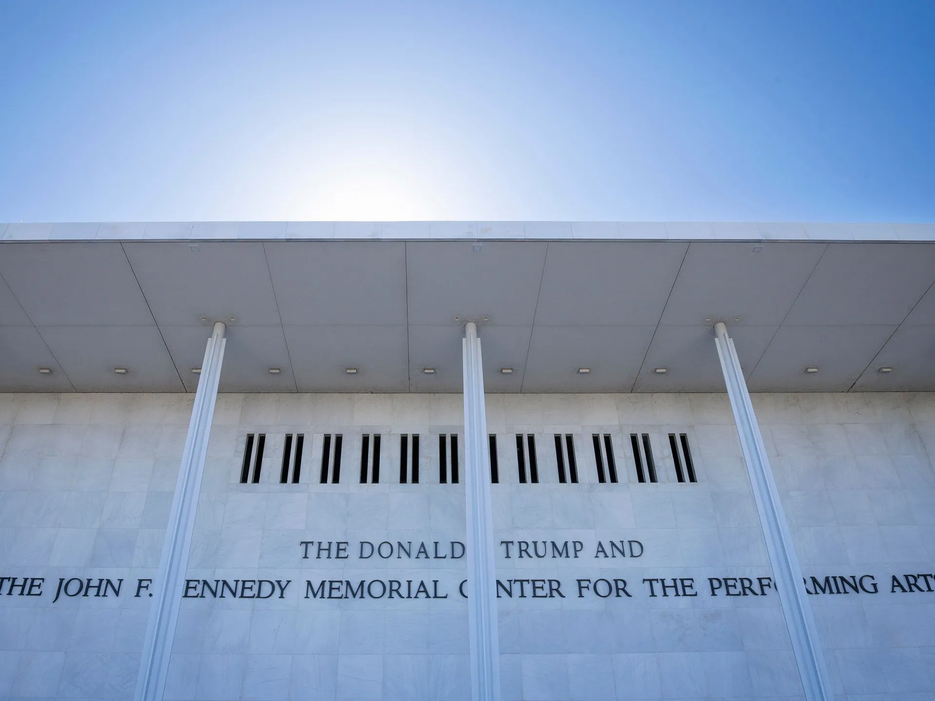 Trump amenință că se retrage de la Centrul Kennedy după ce un judecător îi șterge numele de pe clădire