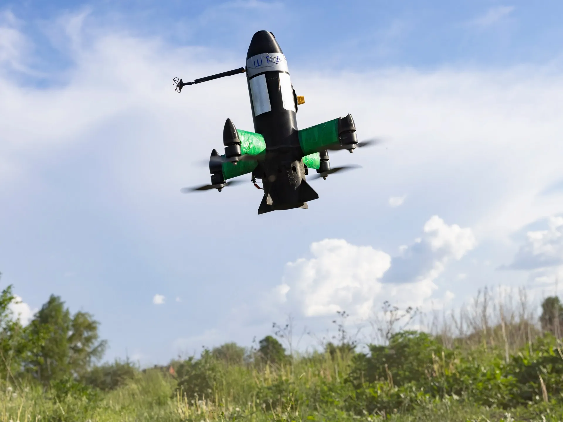 Ucraina lovește cu drone o instalație petrolieră rusă, în timp ce Kievul și Moscova își intensifică atacurile