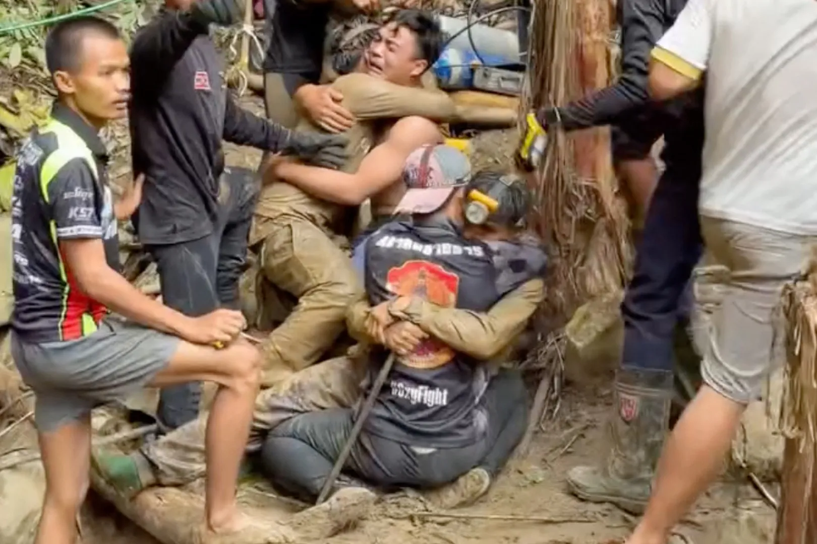 Scene emoționante în Laos: Alți supraviețuitori scoși dintr-o peșteră inundată
