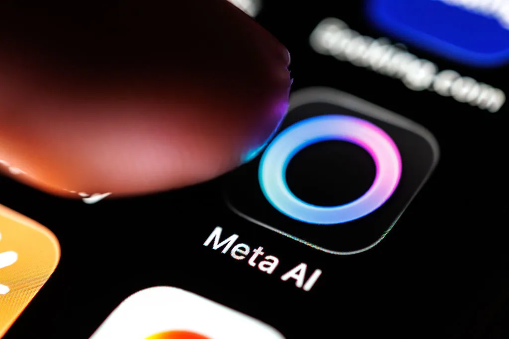 Meta pregătește un pandantiv cu inteligență artificială: gigantul tech vrea să-ți poarte conversațiile la gât