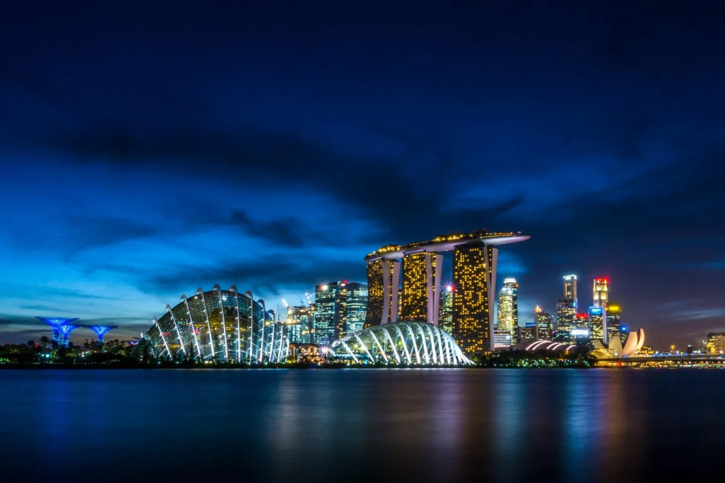 OpenAI deschide primul laborator de IA aplicată din afara SUA, în Singapore, iar IMDA actualizează cadrul de reglementare pentru agenții inteligenți