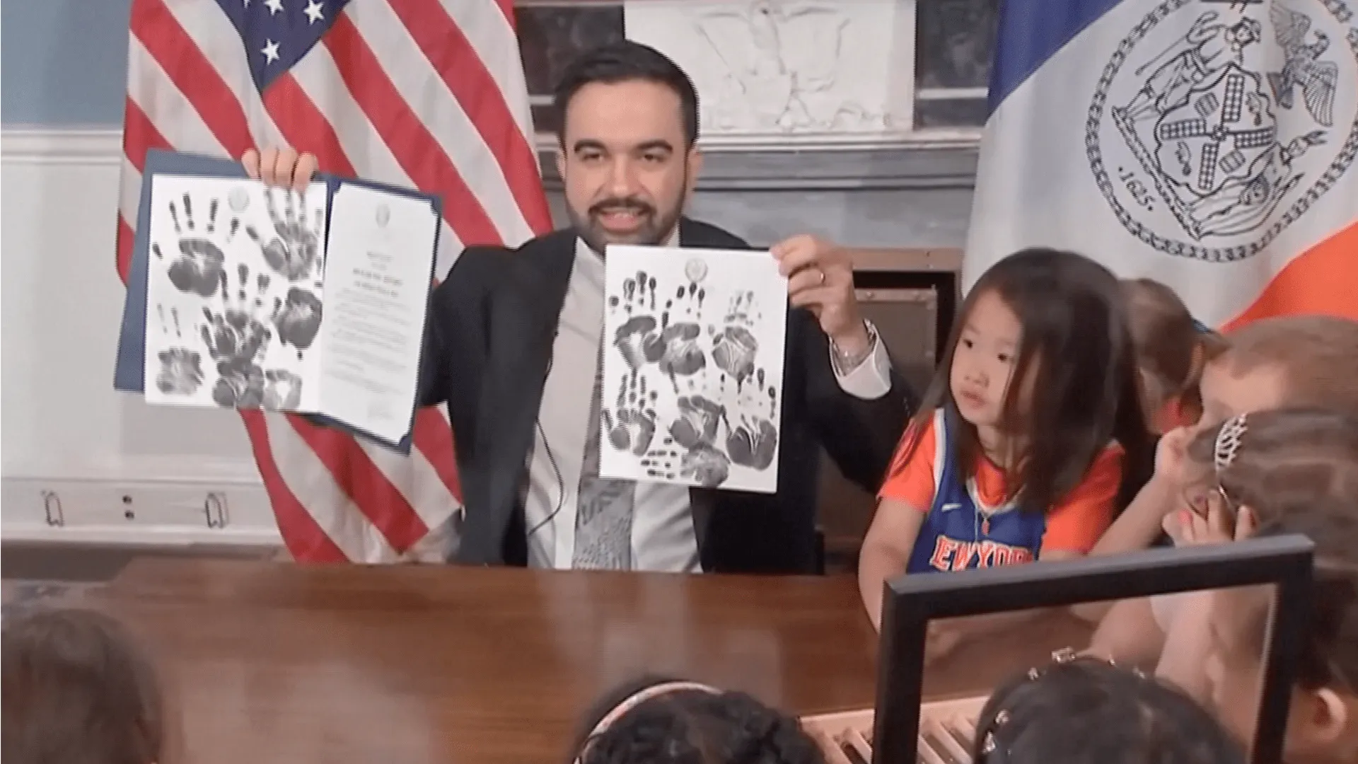 Mamdani semnează un „ordin executiv” prin care le dă voie copiilor să stea treji până târziu la finala NBA