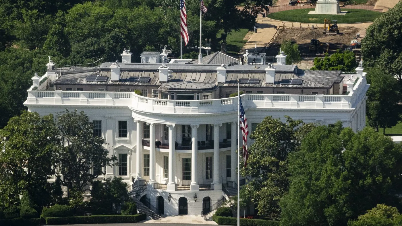Trump semnează un ordin executiv privind siguranța inteligenței artificiale: companiile sunt invitate, nu obligate, să-și testeze modelele