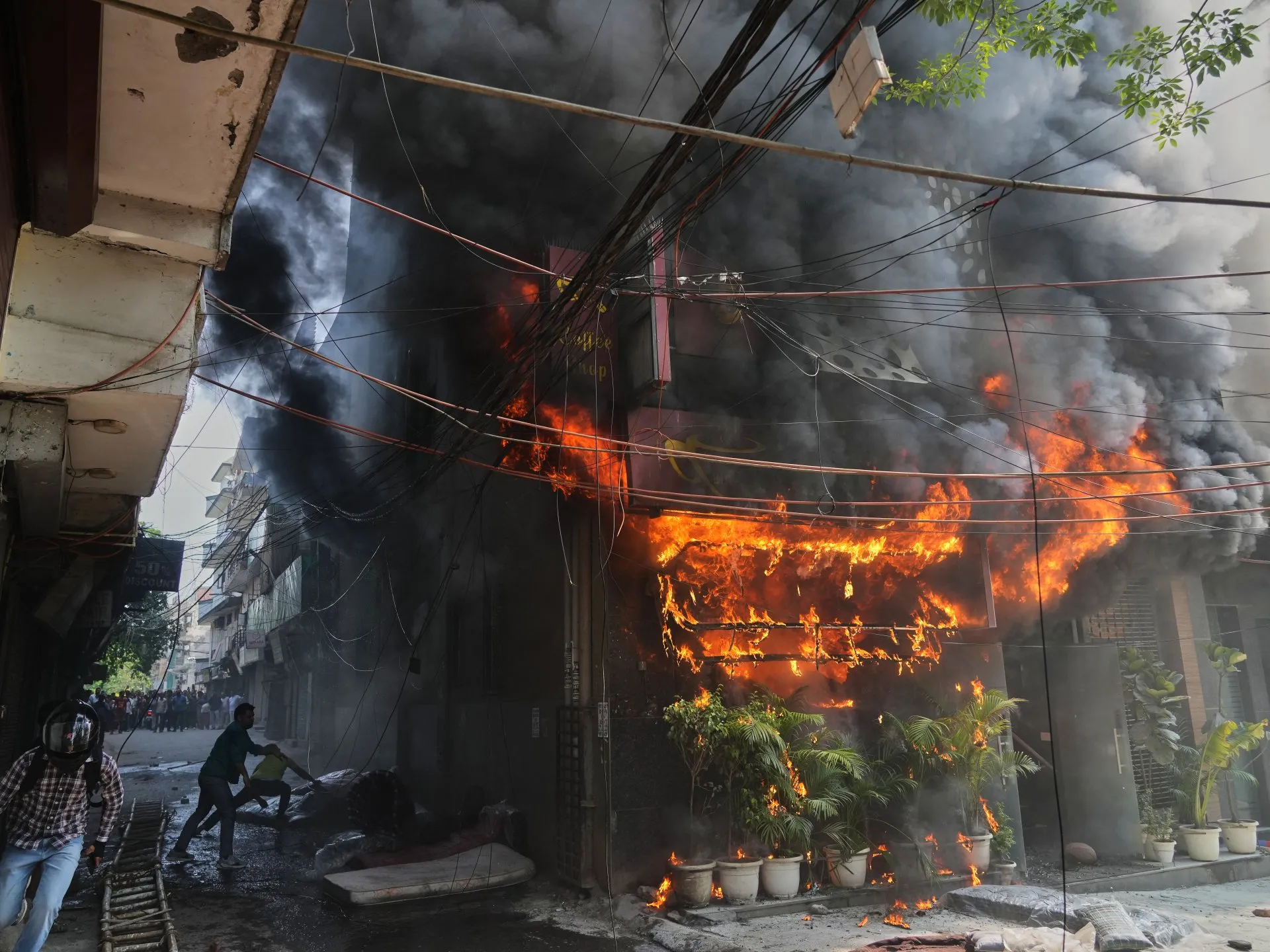 Incendiu devastator la un hotel din New Delhi: cel puțin 21 de persoane și-au pierdut viața
