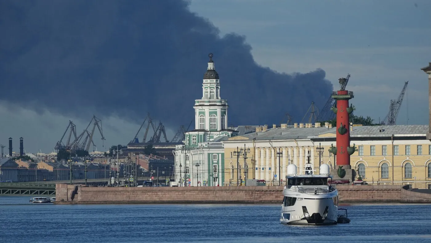 Drone ucrainene lovesc un terminal petrolier din Sankt Petersburg înaintea vizitei lui Putin