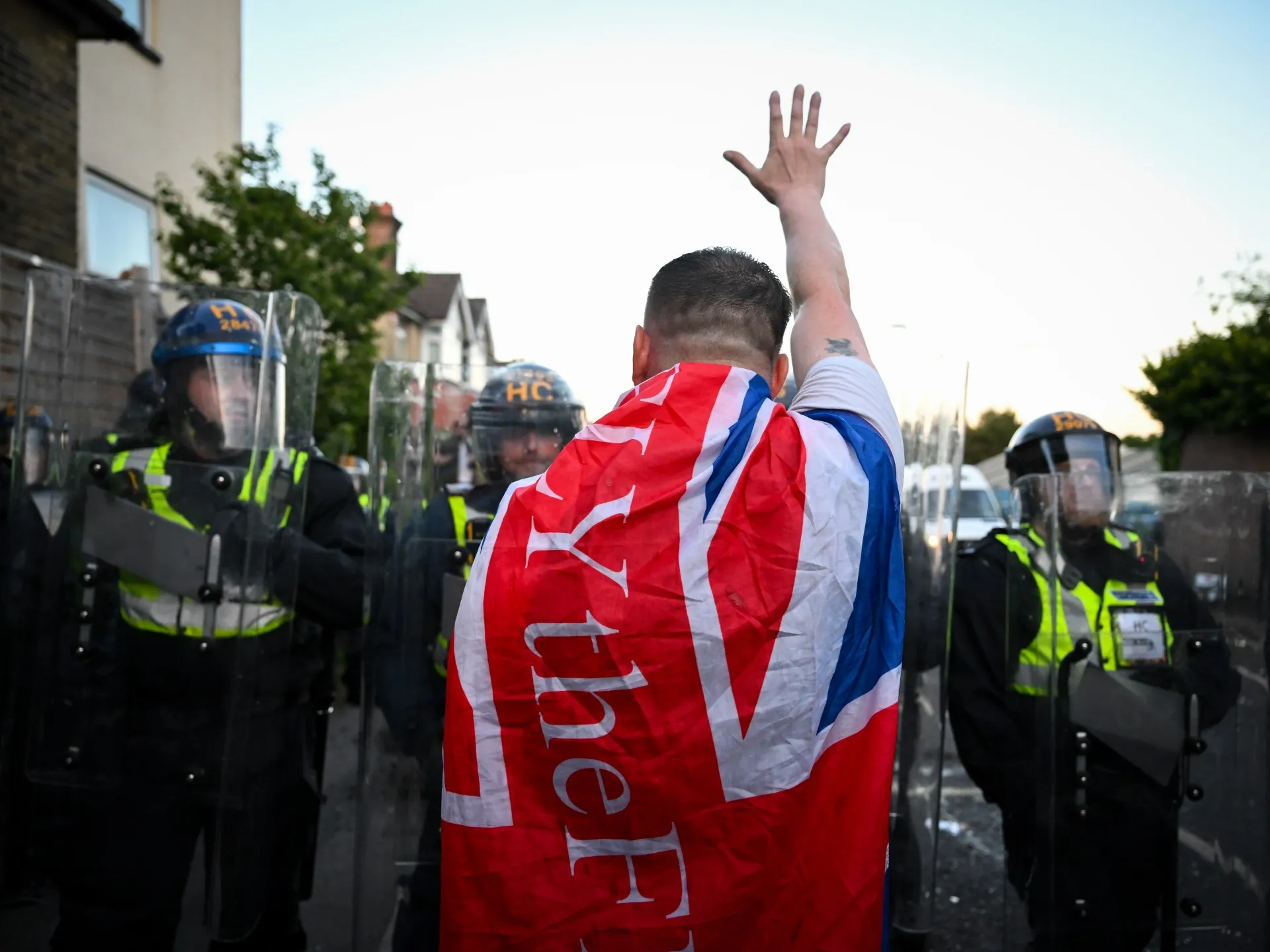 Ministrul de Interne britanic condamnă protestele violente după uciderea unui student