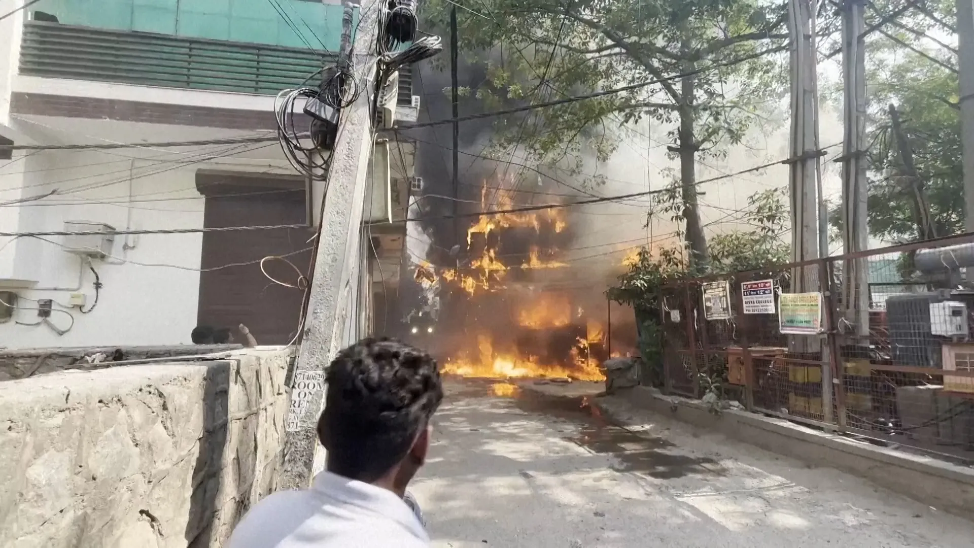 Incendiu devastator într-un hotel din New Delhi: cel puțin 21 de morți, 18 dintre ei cetățeni străini