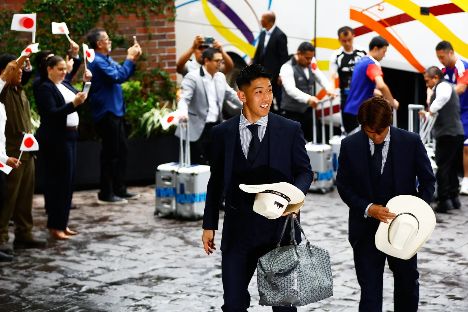 Echipa Japoniei își face apariția cu pălării de cowboy pe stadionul din Monterrey, înaintea Cupei Mondiale