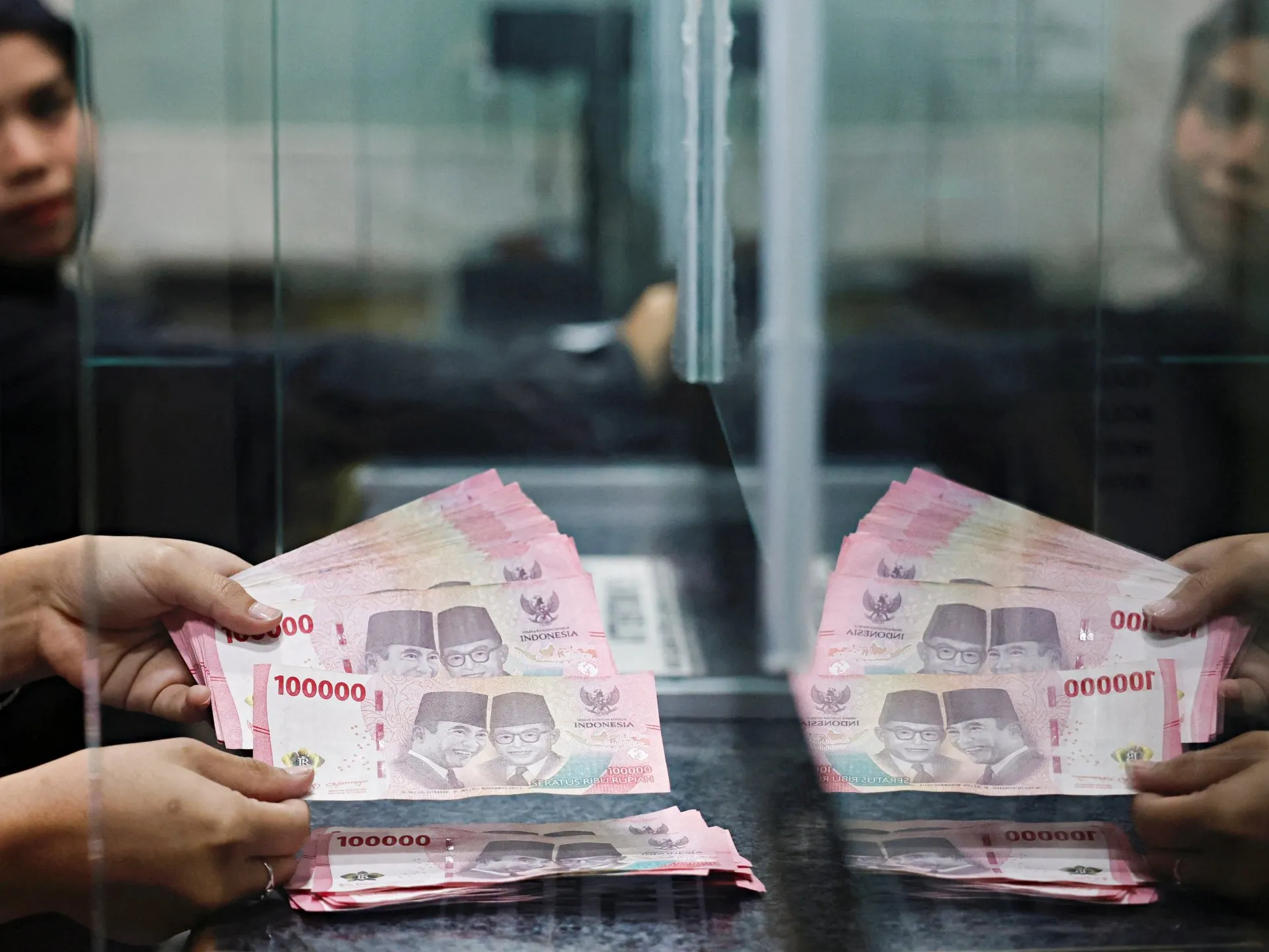 Rupee-ul Indoneziei atinge un minim istoric în fața dolarului american