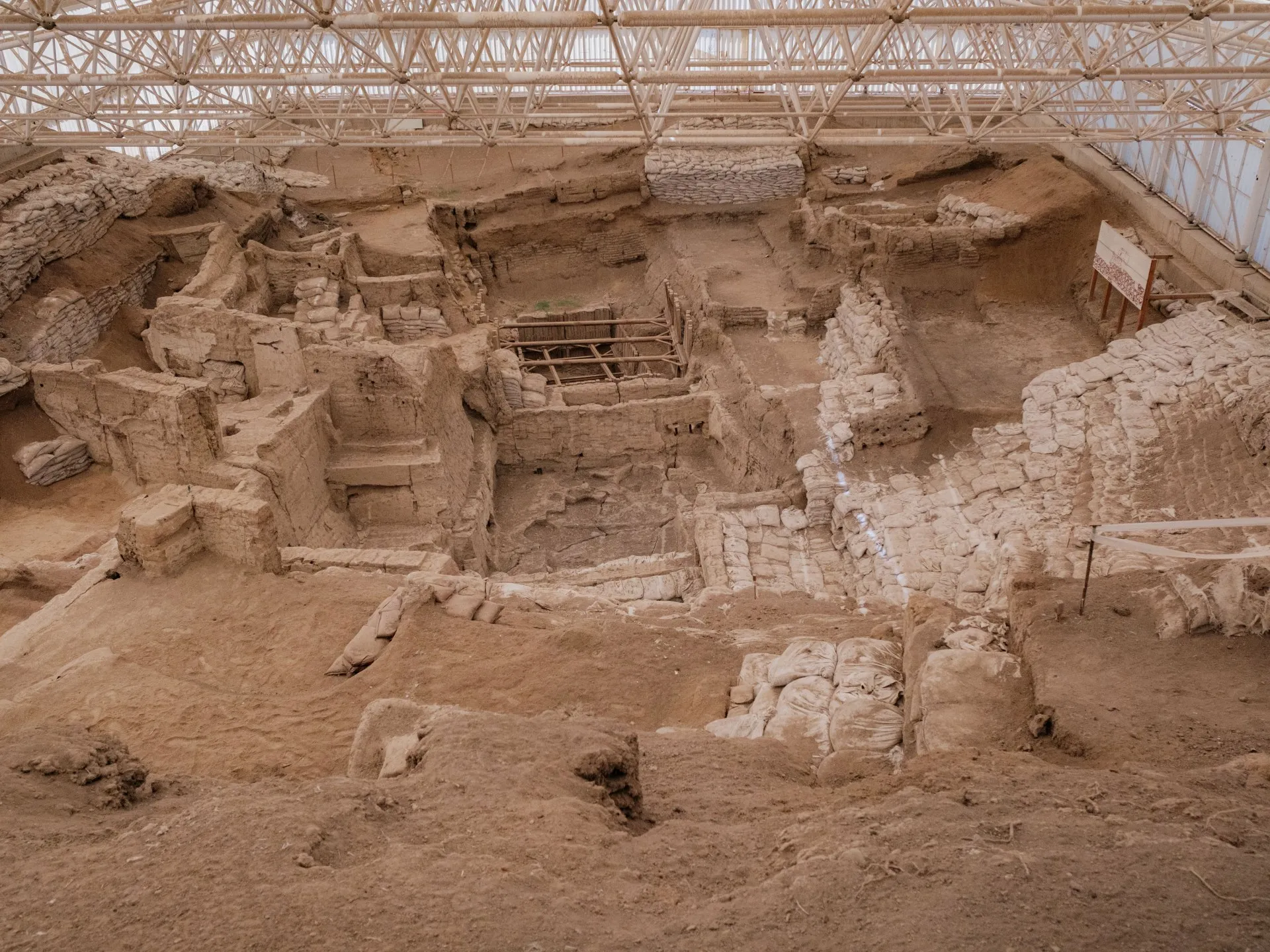 Arheologii descoperă o societate matrilineară antică în Çatalhöyük, Turcia