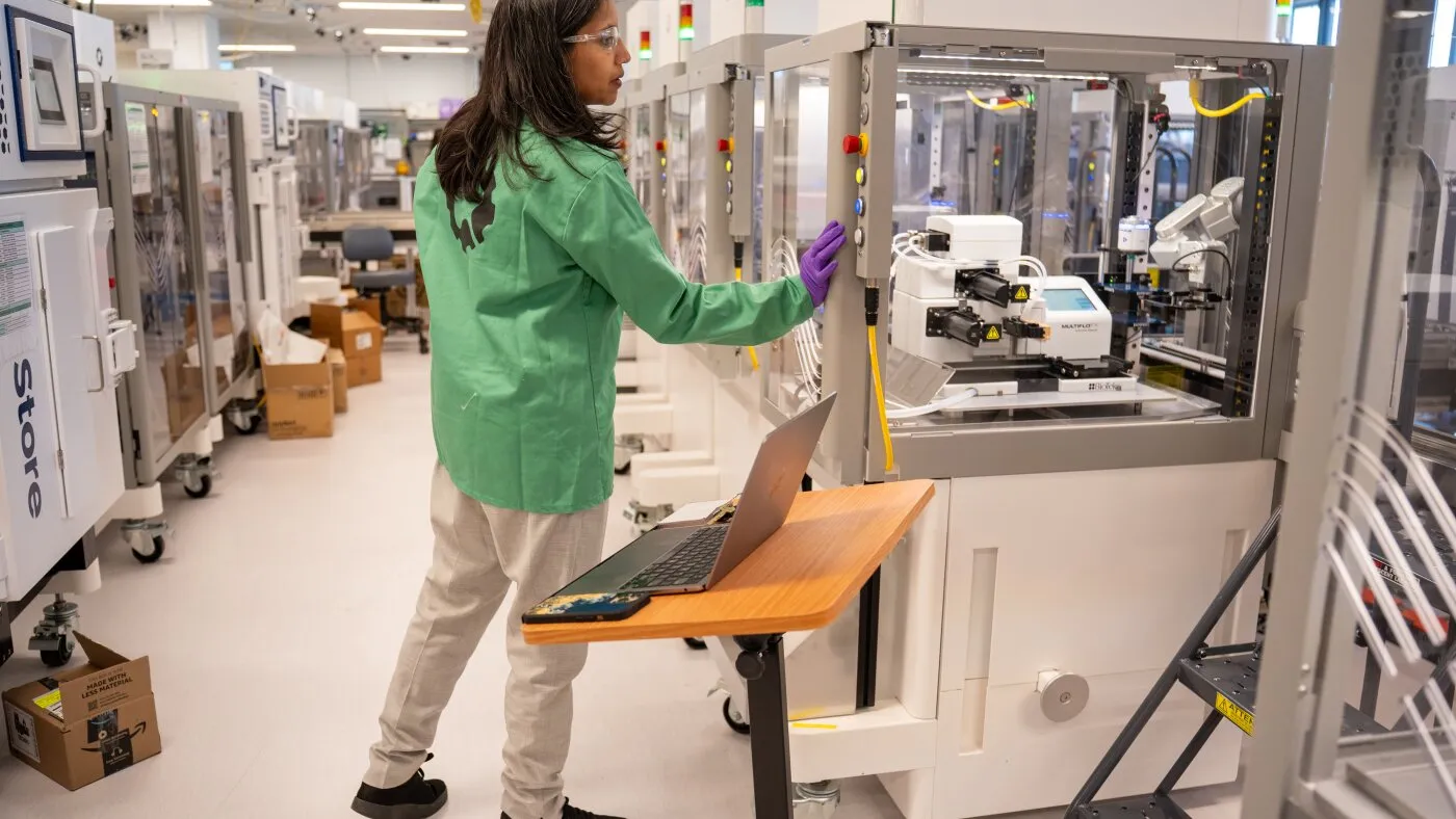 Roboții conduși de inteligență artificială preiau experimentele de laborator: cum arată viitorul științei?