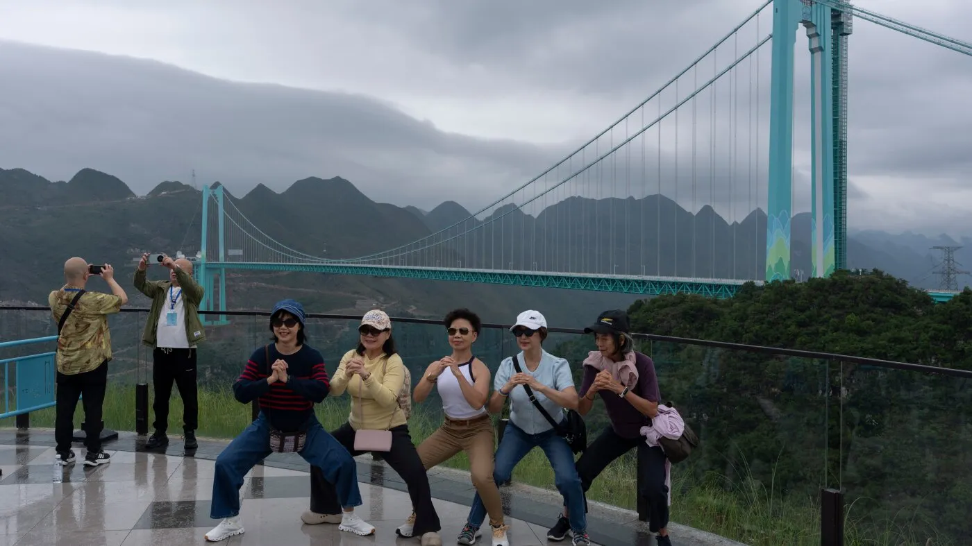 Cel mai înalt pod din China aduce turiști și internet în comunități izolate