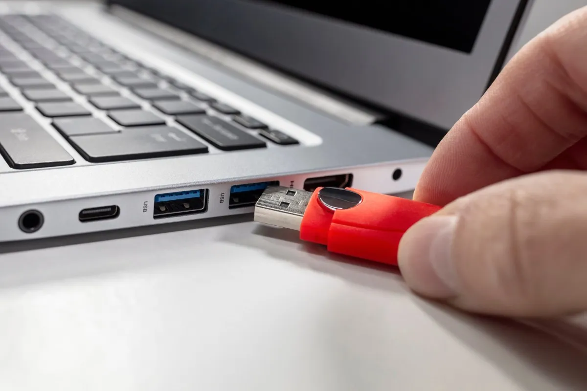 Google și FBI avertizează asupra unui grup de ransomware care trimite falși angajați IT să spargă victimele în persoană