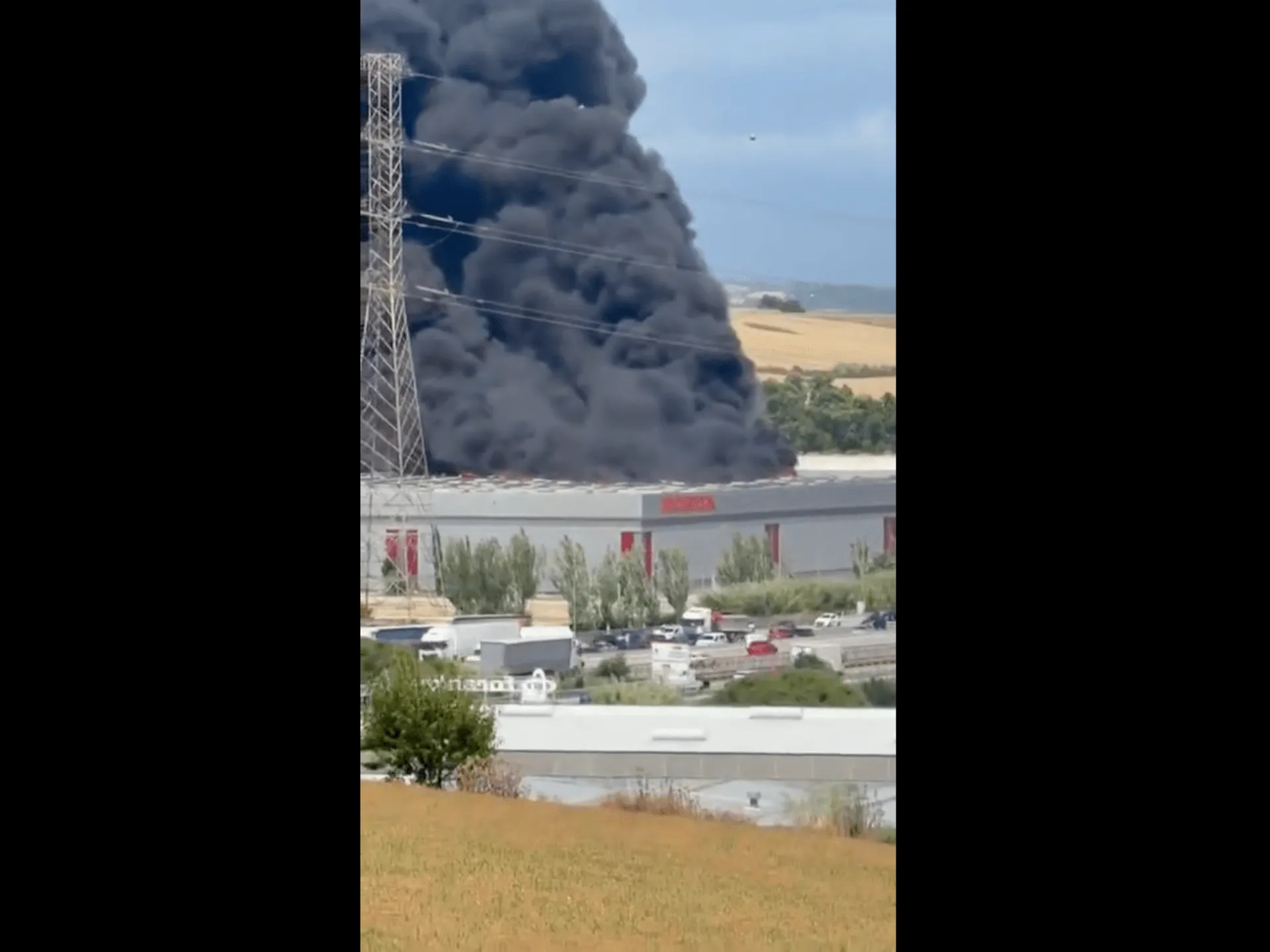 Incendiu uriaș la un depozit Honda din Barcelona: 150 de muncitori evacuați, fără victime