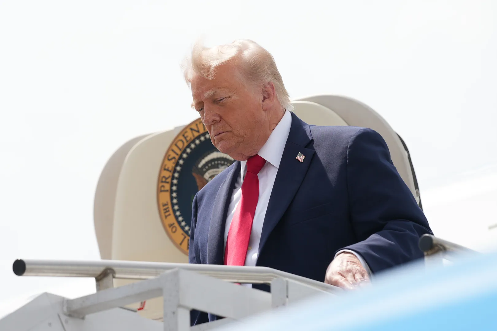 Trump salută creșterea neașteptată a locurilor de muncă și spune că negocierile cu Iranul „merg bine”
