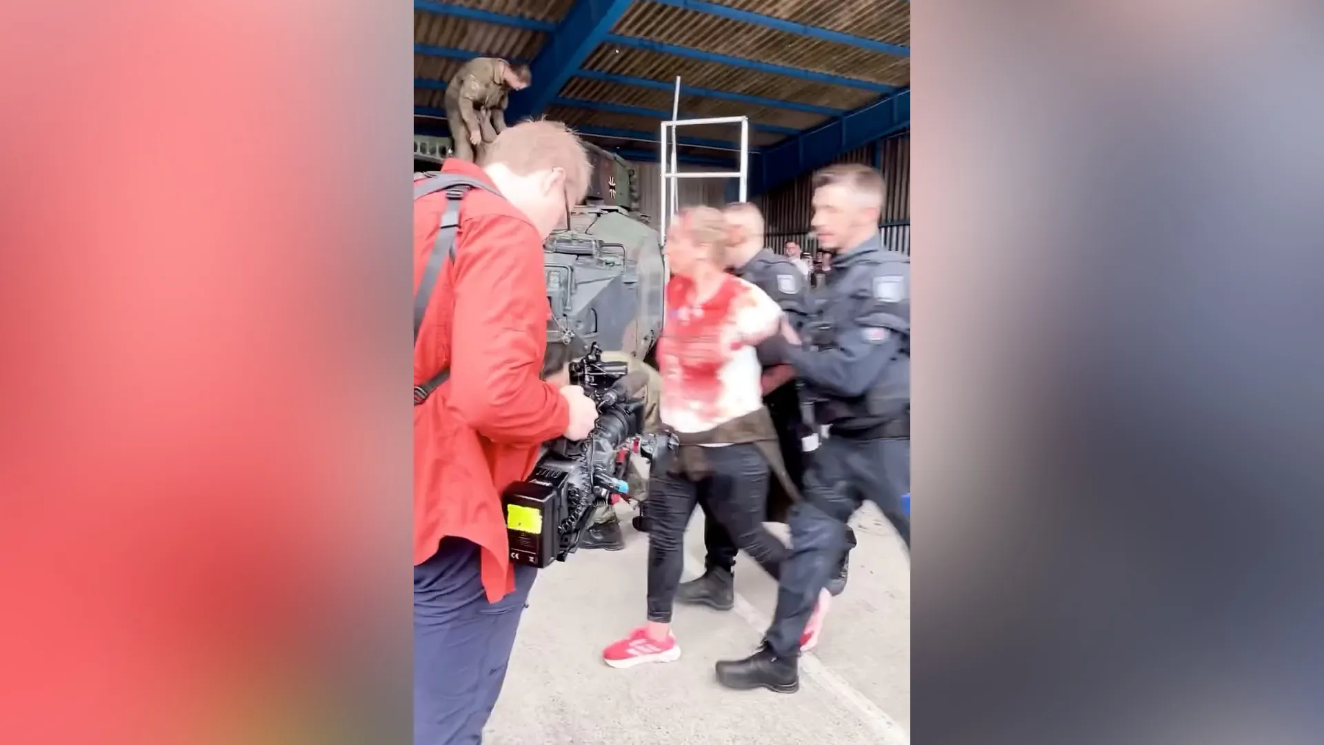 Activiști pro-palestinieni au întrerupt o expoziție militară germană, protestând împotriva livrărilor de arme către Israel