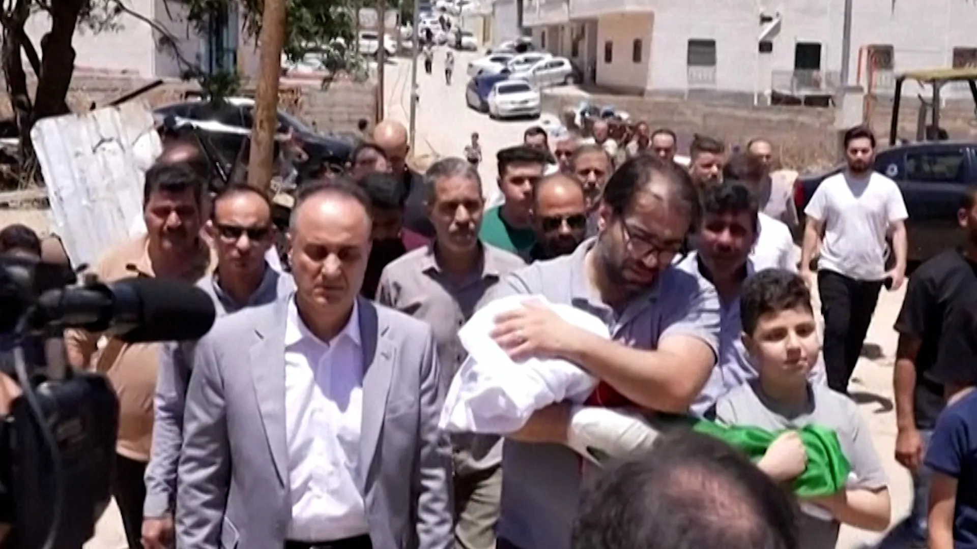 Tatăl palestinian își îngroapă bebelușul ucis de focuri de armă israeliene în Cisiordania
