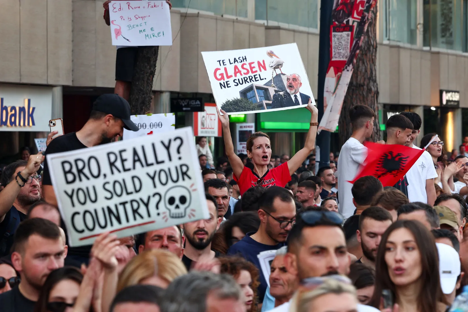 Proteste în creștere în Albania împotriva unui complex turistic legat de Trump și Kushner