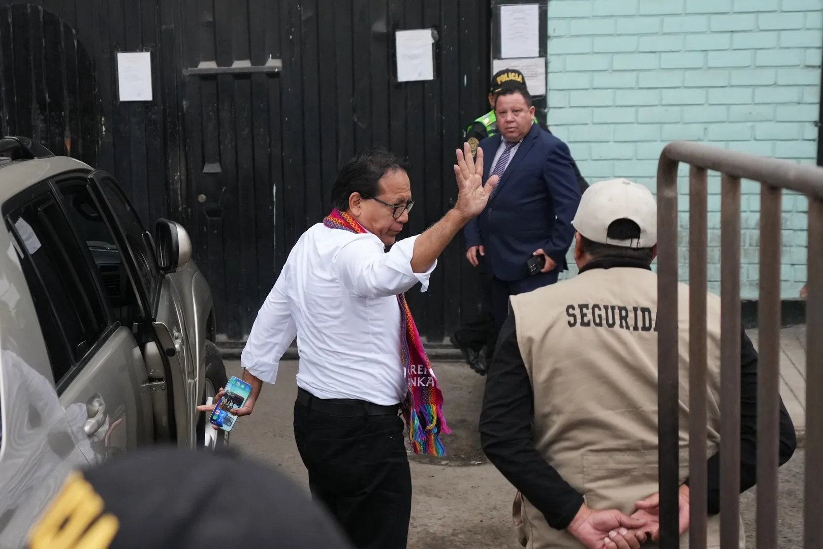Peru: Candidatul Sanchez îl vizitează pe fostul președinte încarcerat, în timp ce voturile sunt numărate
