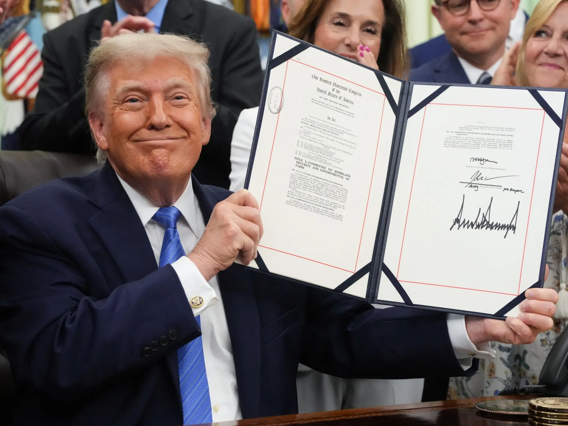 Trump semnează legea de 70 de miliarde de dolari pentru aplicarea legilor imigrației, după un impas cu democrații