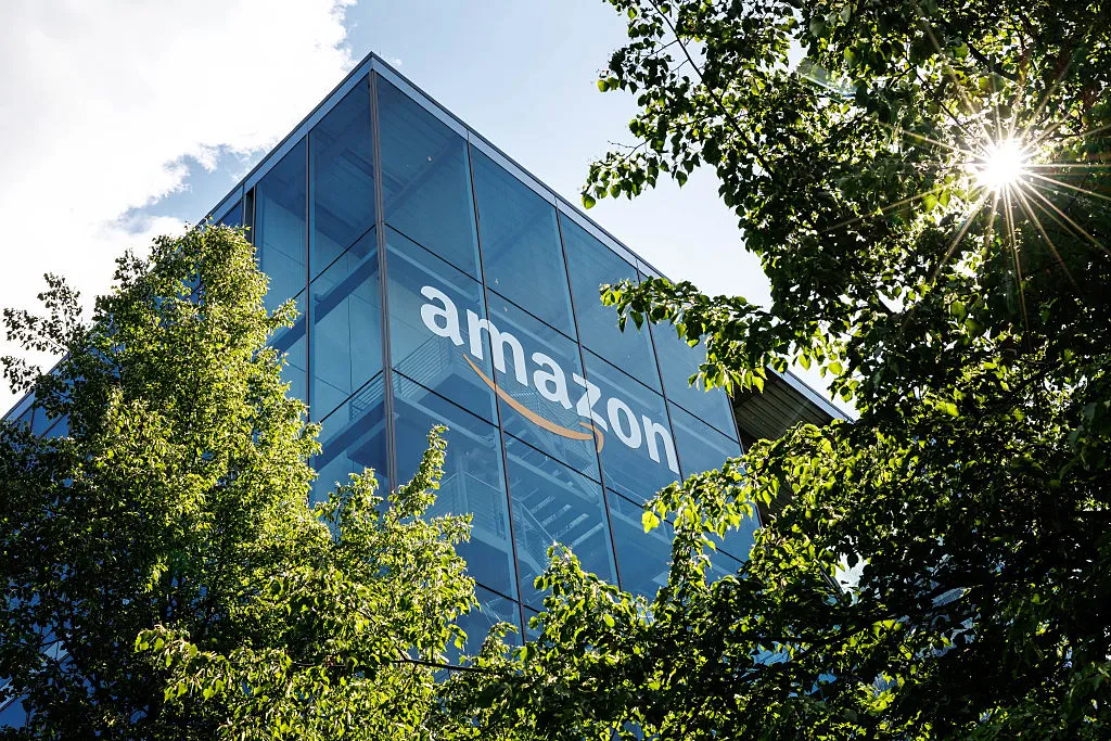După o emisiune de obligațiuni, Amazon împrumută 17,5 miliarde de dolari de la bănci, pe măsură ce cheltuielile pentru AI continuă