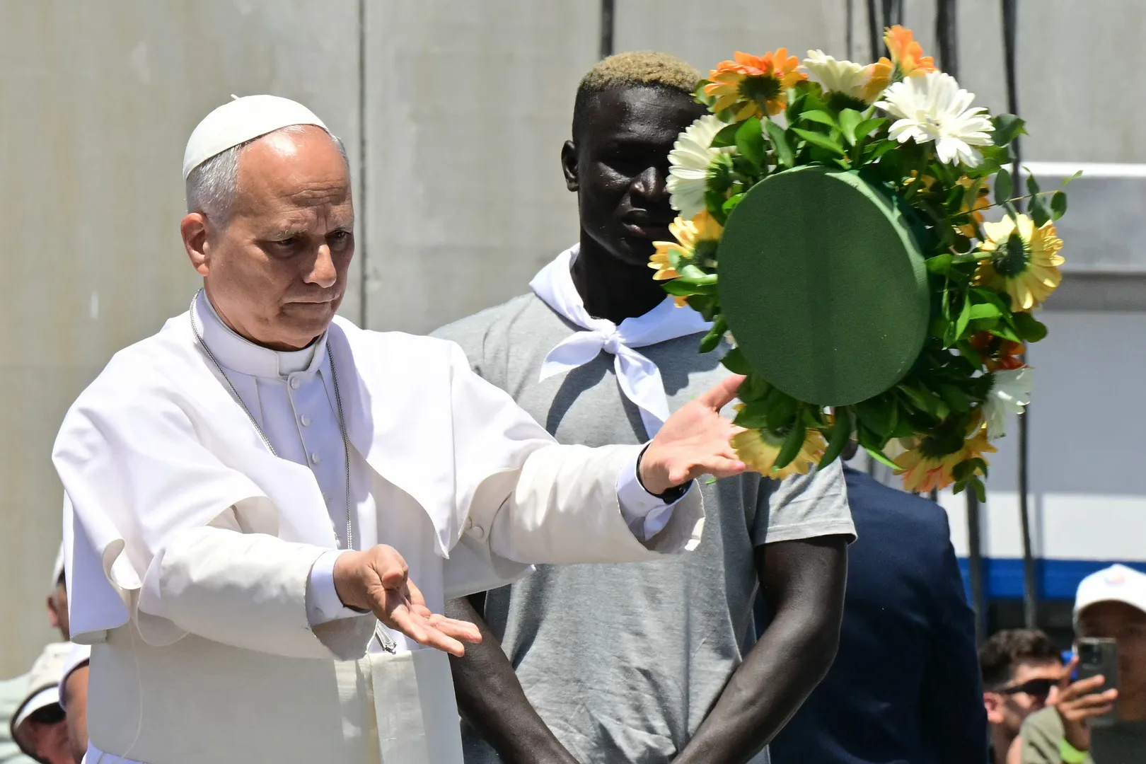 Papa Leon: „Mă înclin în fața demnității voastre” – Un gest de solidaritate cu migranții din Insulele Canare