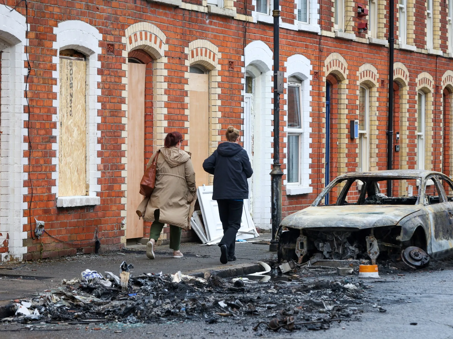 Violența rasistă revine în Irlanda de Nord: Ministrul britanic condamnă „huliganismul rasist”