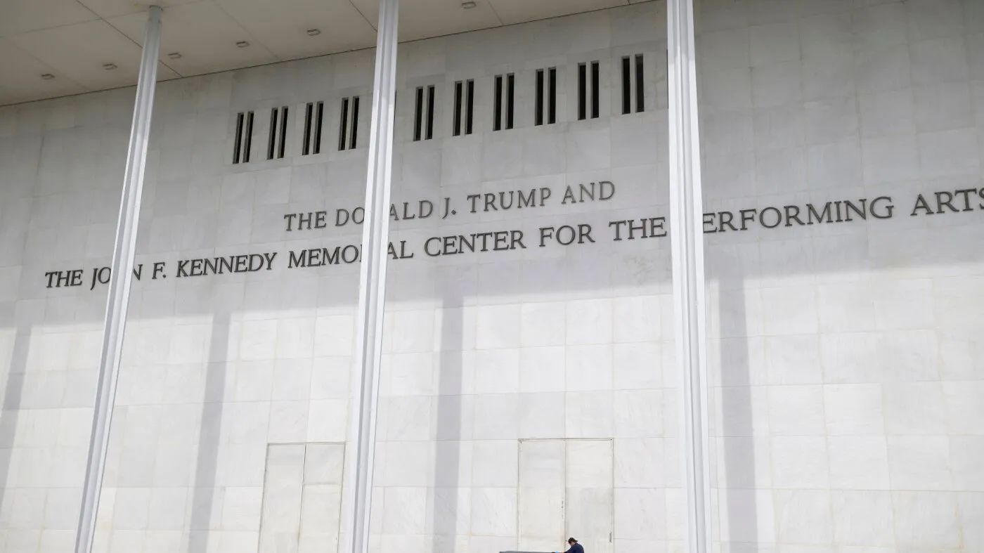 Consiliul de administrație al Centrului Kennedy solicită suspendarea deciziei judecătorești de eliminare a numelui lui Trump