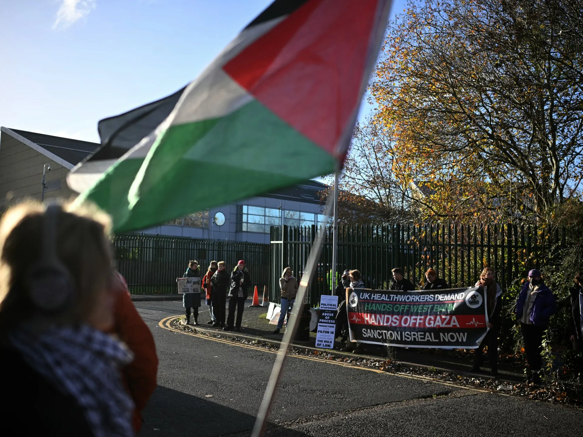 Justiția britanică condamnă activiștii palestinieni pentru „terorism”: O decizie controversată care stârnește dezbateri aprinse