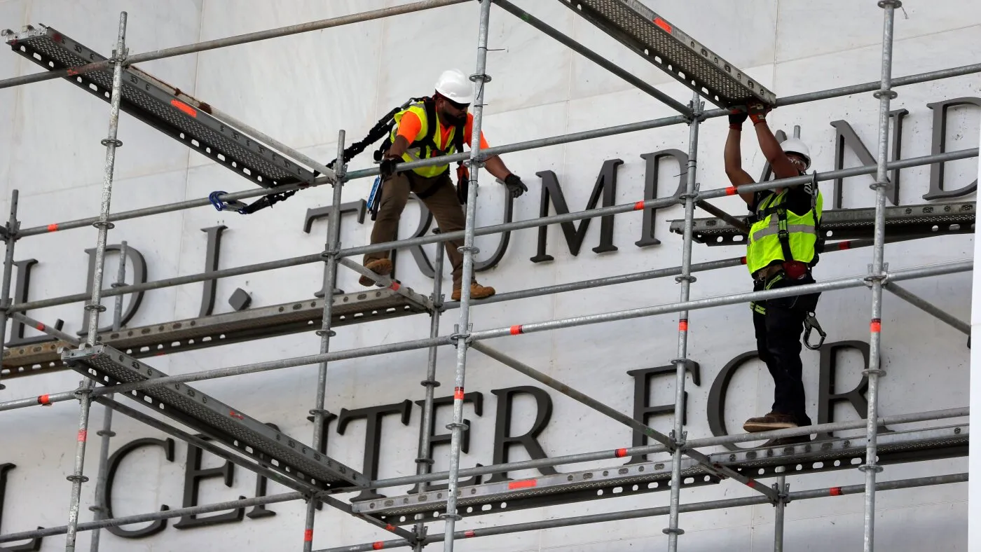 Numele lui Trump, pe cale să fie șters de la Kennedy Center: O bătălie juridică și culturală la Washington