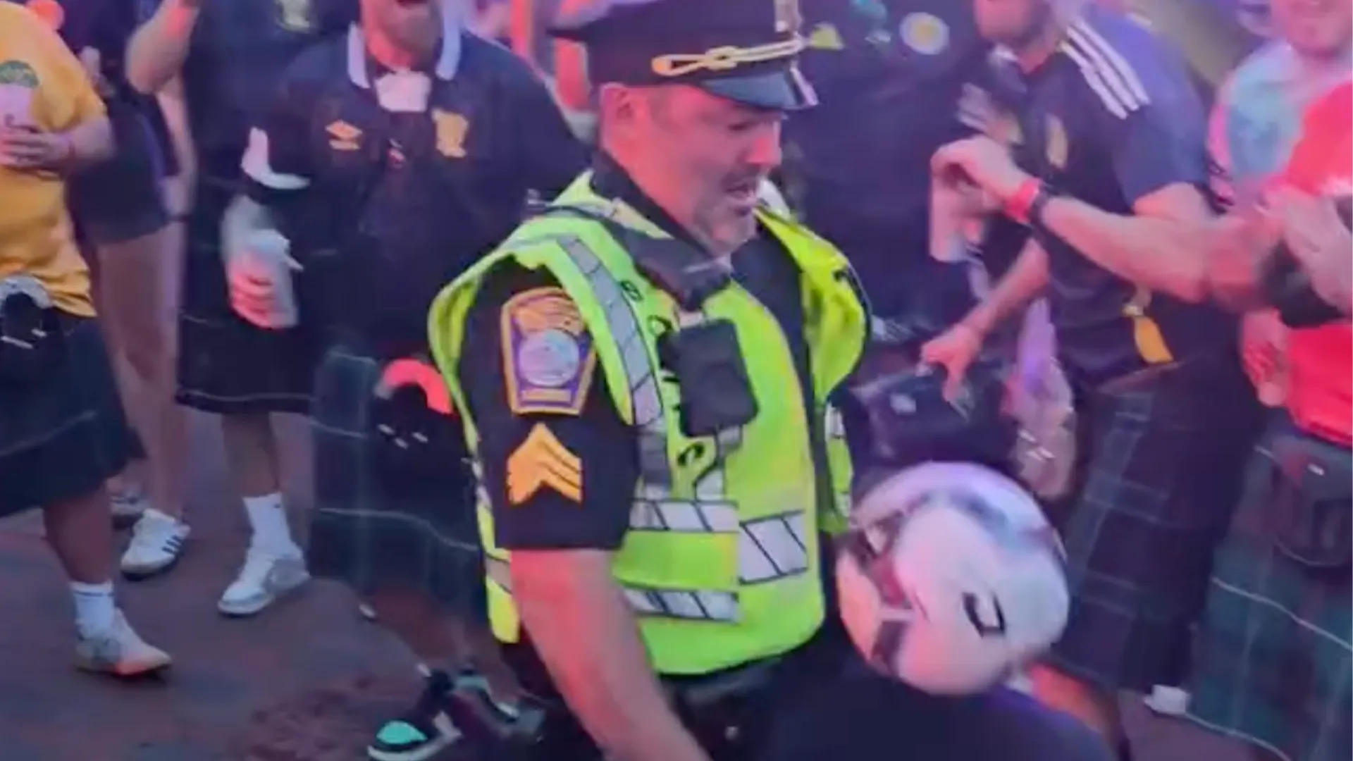Polițistul care a furat show-ul la Festivalul Cupei Mondiale din Boston: jonglerii cu mingea care au uimit fanii scoțieni