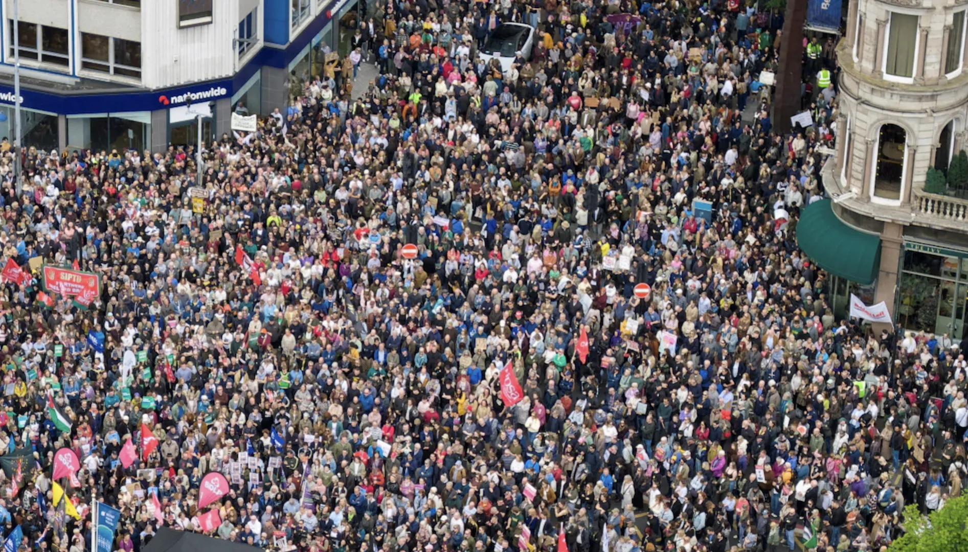 Mii de oameni au participat la un miting anti-rasism la Belfast
