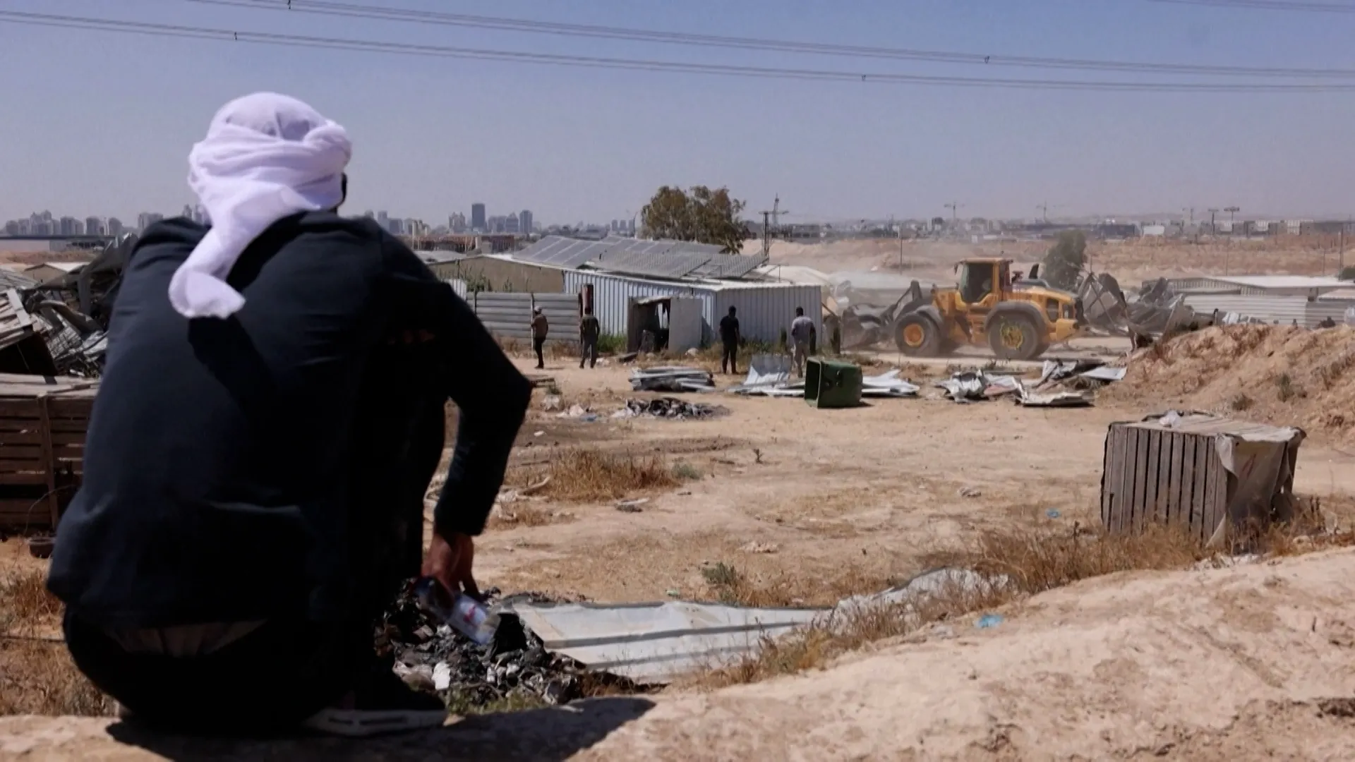 Villagerii beduini palestinieni își demolează propriile case după ordinele israeliene