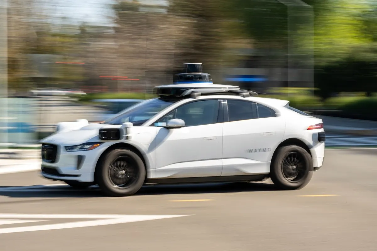 Waymo recheamă aproape 4.000 de robotaxiuri pentru a le împiedica să intre în zonele de construcție de pe autostrăzi