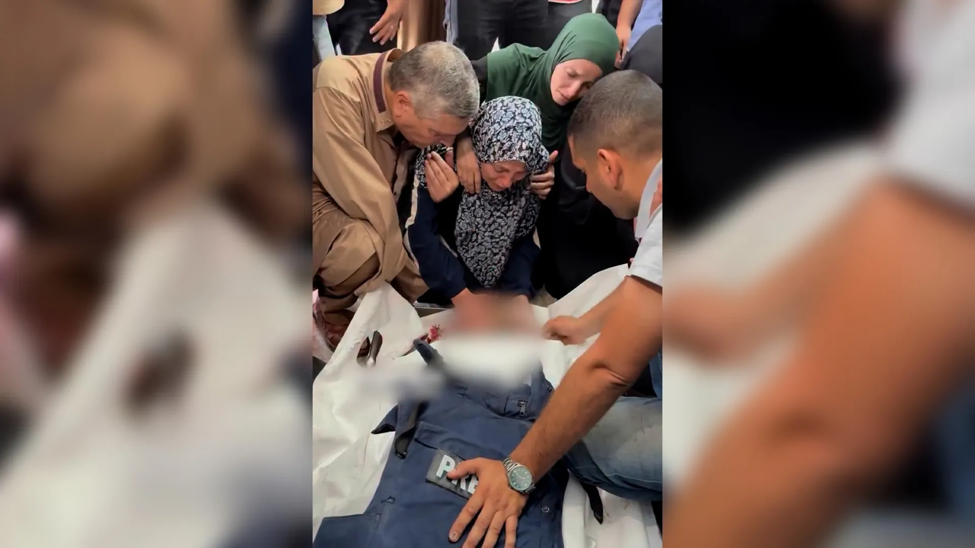 Mama cameramanului Al Jazeera, Ahmed Wishah, își jelește fiul ucis în atacul israelian