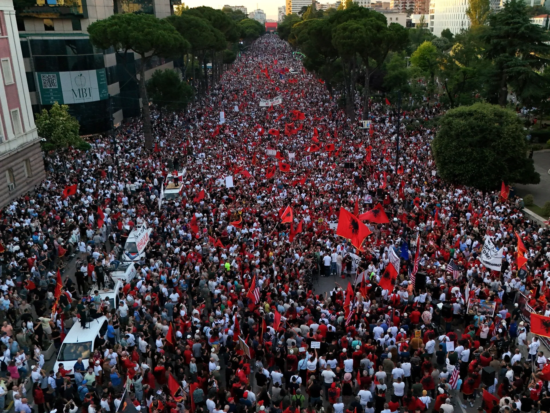 Proteste masive în Albania împotriva unui resort de lux susținut de Kushner într-o zonă protejată