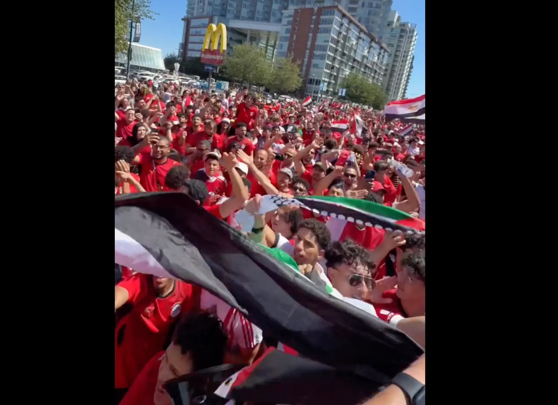 Suporterii egipteni din Vancouver scandalează pentru Palestina în timpul meciului Cupei Mondiale