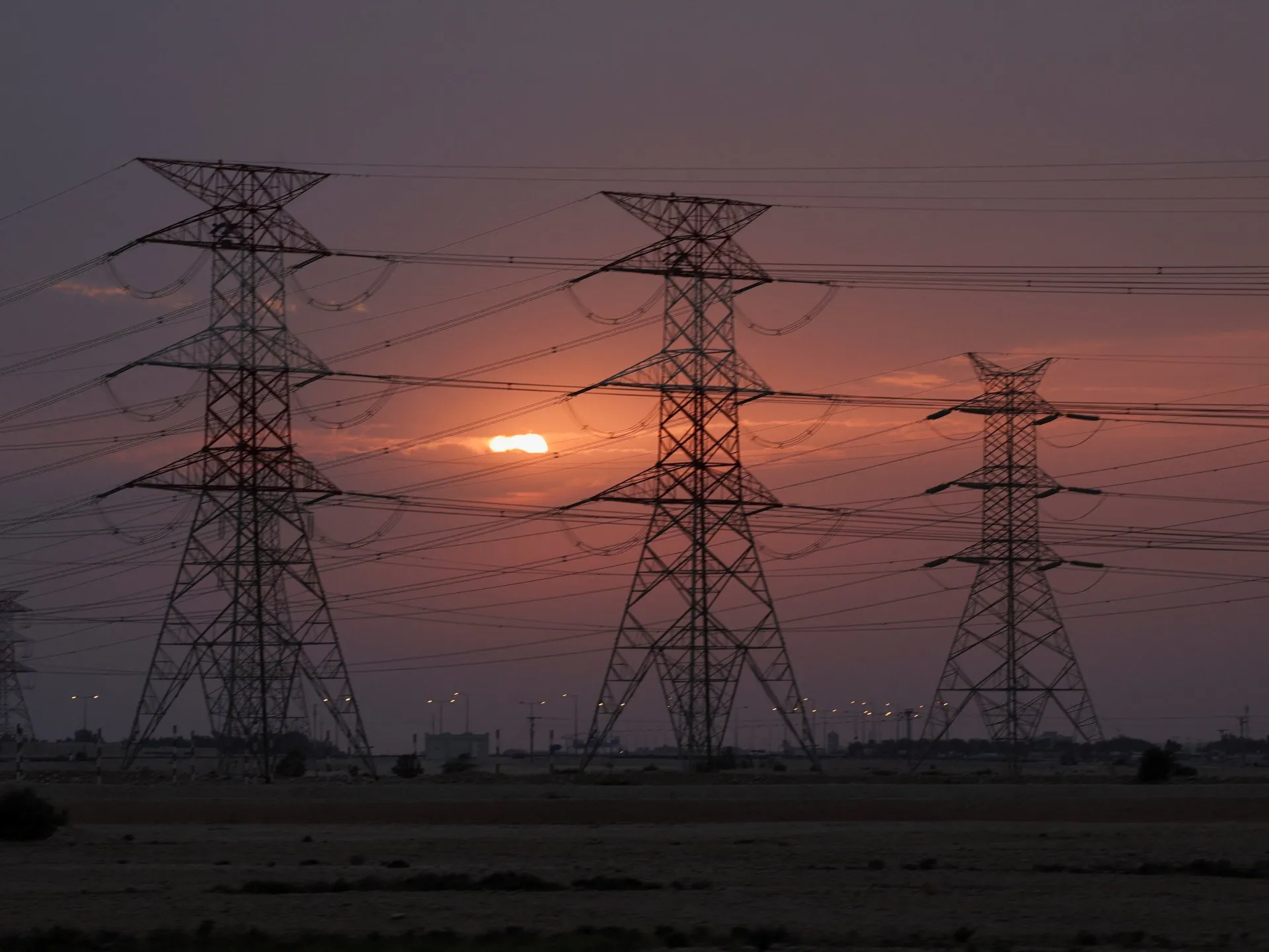 Explozie la cea mai mare fabrică de GNL din Qatar: 54 de răniți, 18 dispăruți