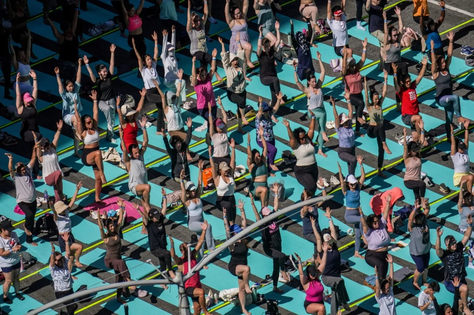 New York îmbrățișează solstițiul de vară cu yoga în Times Square