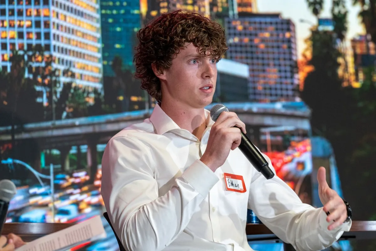Ethan Thornton încearcă să facă totul deodată: povestea unui tânăr de 22 de ani care a părăsit MIT pentru a construi arme