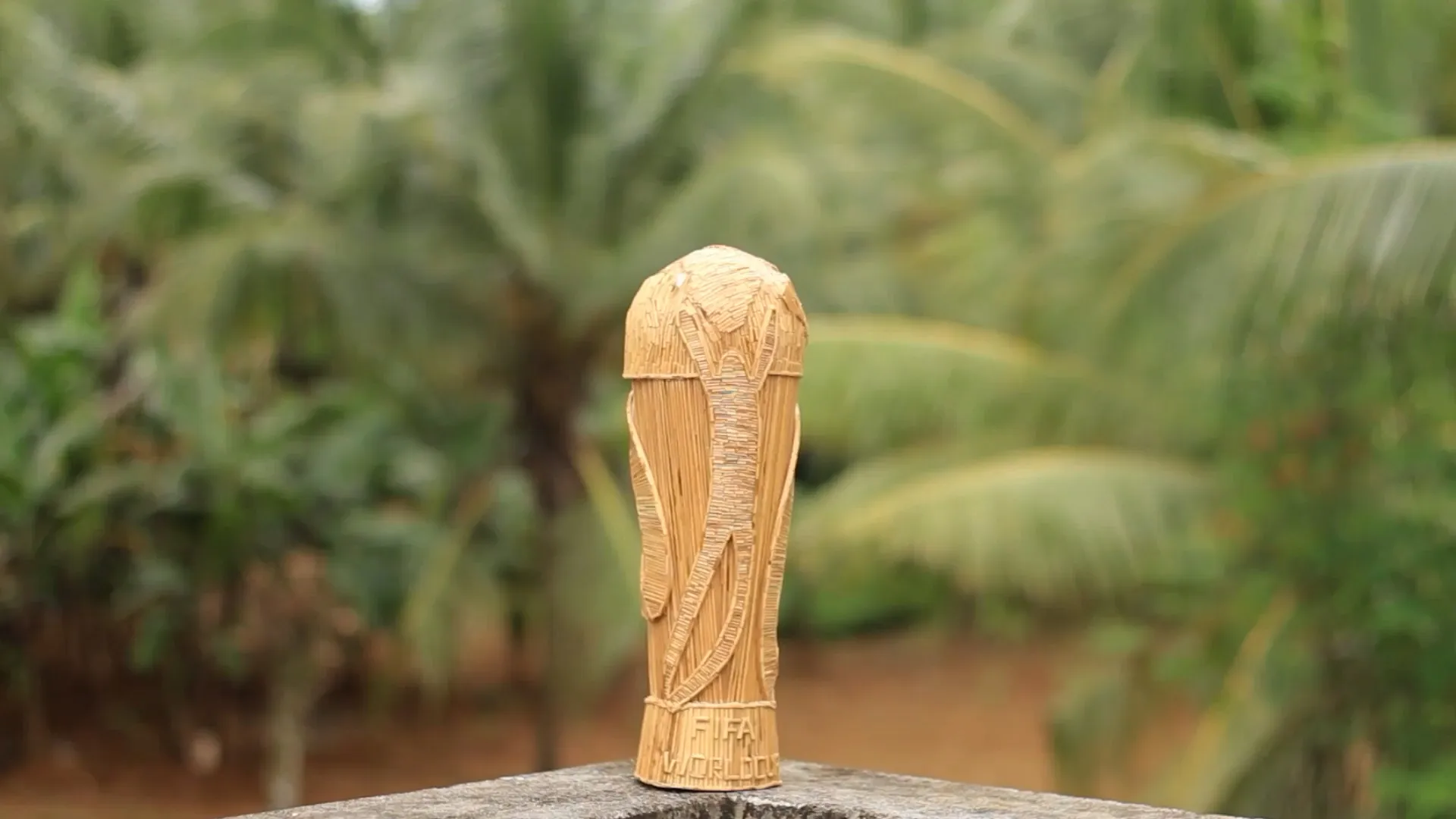 Artist din Kerala creează trofeul Cupei Mondiale din „coaste de nucă de cocos”