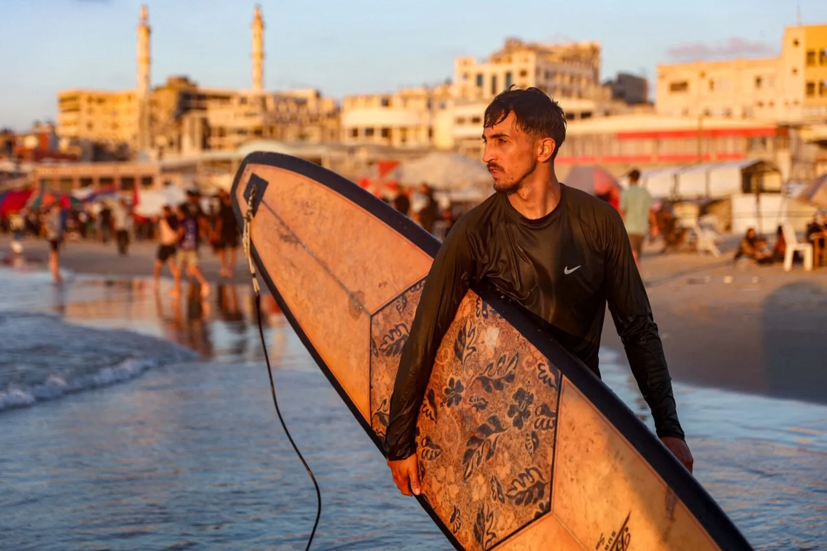 Supraviețuitori ai valurilor: cum surfistii din Gaza găsesc alinare în mare în mijlocul războiului