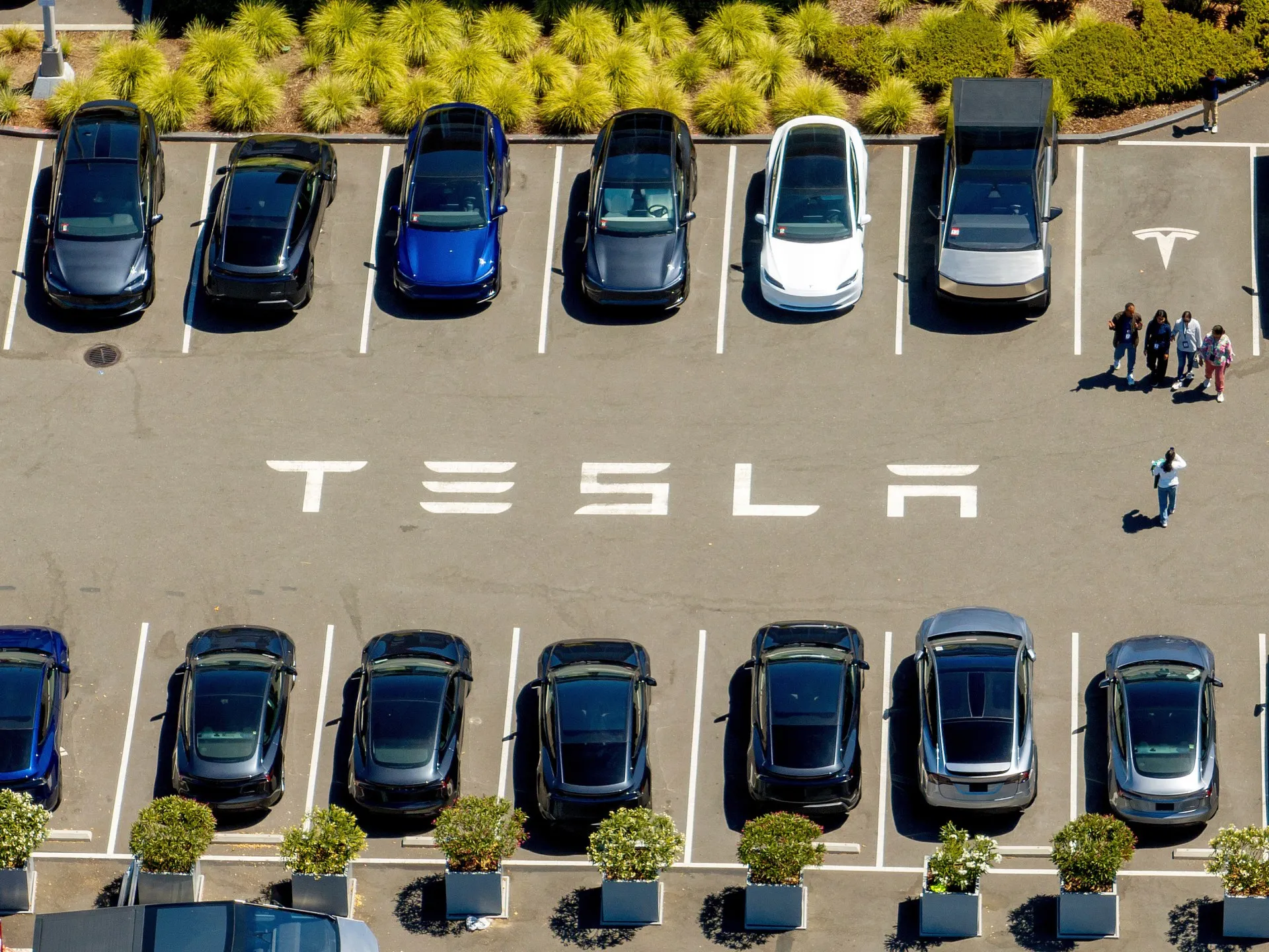 Accident fatal cu Tesla în Texas: o femeie de 76 de ani a murit după ce o mașină în regim „self-driving” a intrat într-o casă